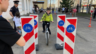 Школьники из интерната Католикова успешно справились с фигурным вождением велосипеда