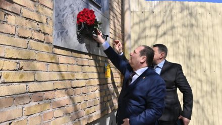 Ростислав Гольдштейн возложил цветы к мемориальной доске Ивану Кулакову в Печоре