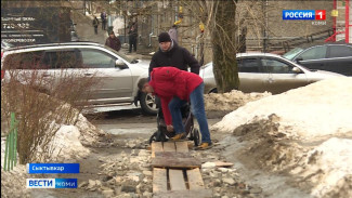 Жители Сыктывкара, проживающие по улице Пушкина, 39, жалуются на разбитую дорогу перед домом